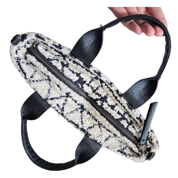 Universal Thread textured cute bag with detachable adjustable strap. OS - Picture 3 of 7